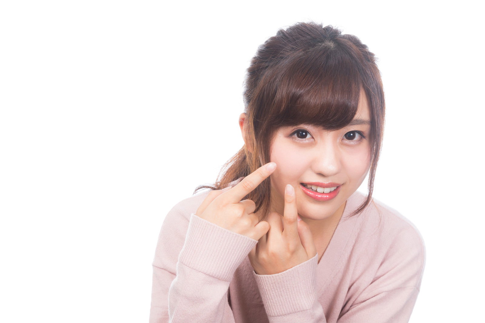 ベージュの服を着た女性が頬に手を当てて笑顔でこちらを見ている［モデル：河村友歌］