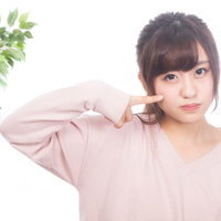 ニキビができて悲しい表情の若い女性のスキンケアの写真