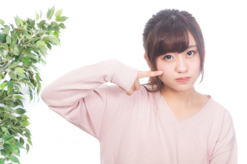 ニキビができて悲しい表情の若い女性のスキンケア