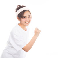 メイクが終わってダッシュするモデルの女性の写真