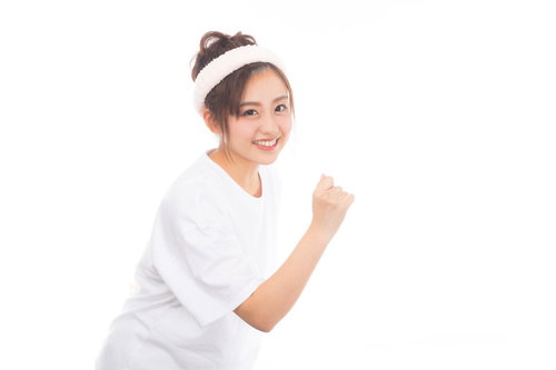 メイクが終わってダッシュするモデルの女性