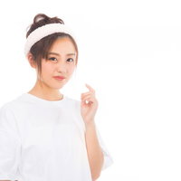 クレンジング・洗顔前の女性、白いタオルと服でスキンケア準備の写真