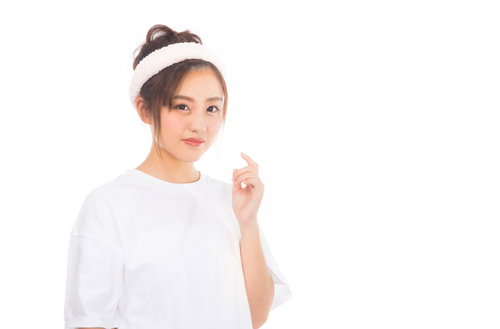 クレンジング・洗顔前の女性、白いタオルと服でスキンケア準備