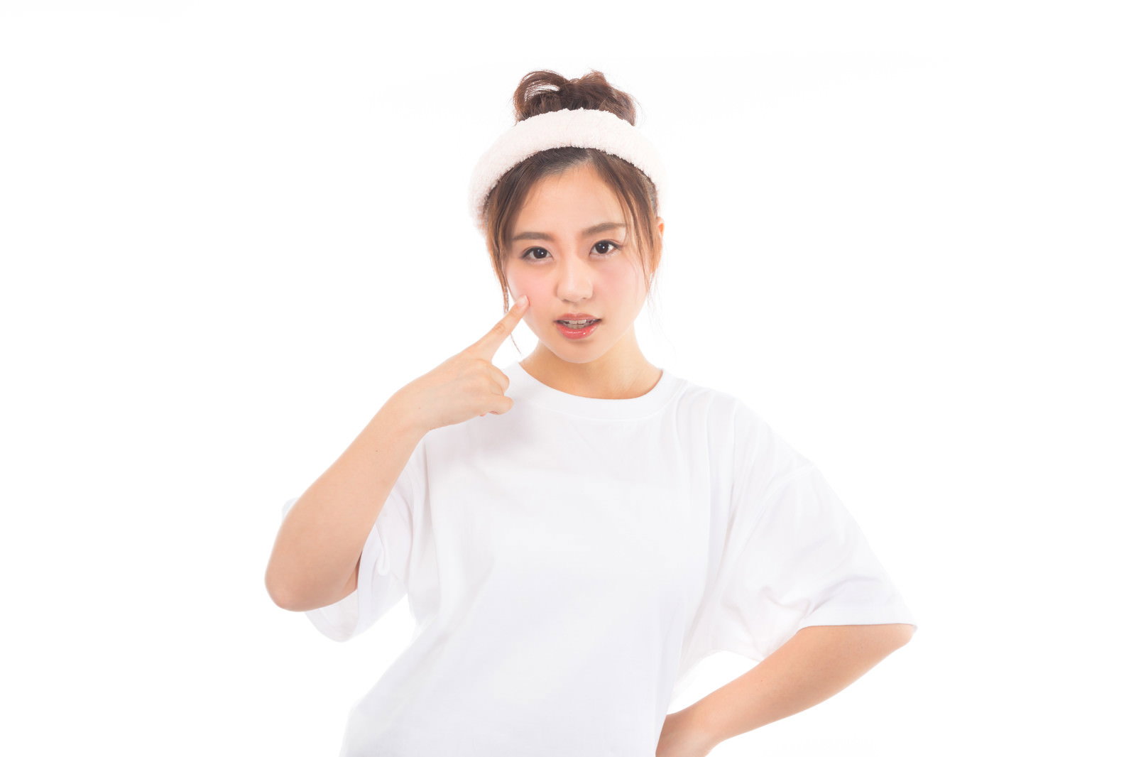 メイクを落とす前のヘアバンド女性［モデル：河村友歌］