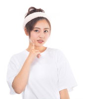 頬の吹き出物が気になるスキンケア中の女性の写真
