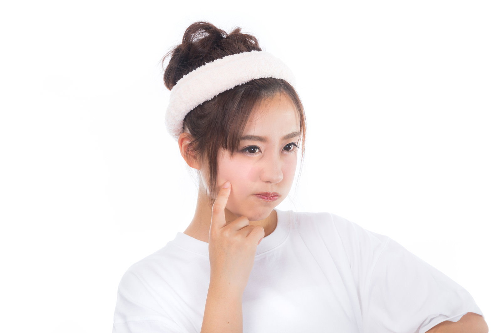 白いカチューシャをした女性が肌の調子が悪く頬を膨らませている様子［モデル：河村友歌］