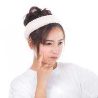 肌の調子が悪くて頬をふくらませる女性のスキンケア悩みの写真
