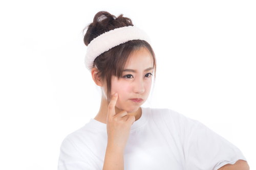 肌の調子が悪くて頬をふくらませる女性のスキンケア悩み