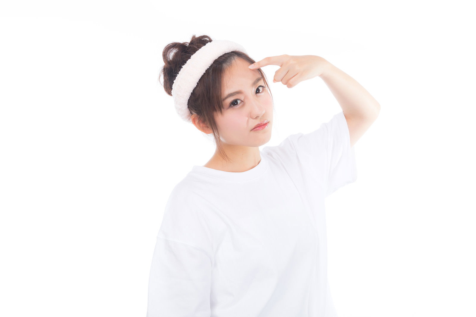 白い服を着た女性が片手をおでこに当てているポーズの写真［モデル：河村友歌］