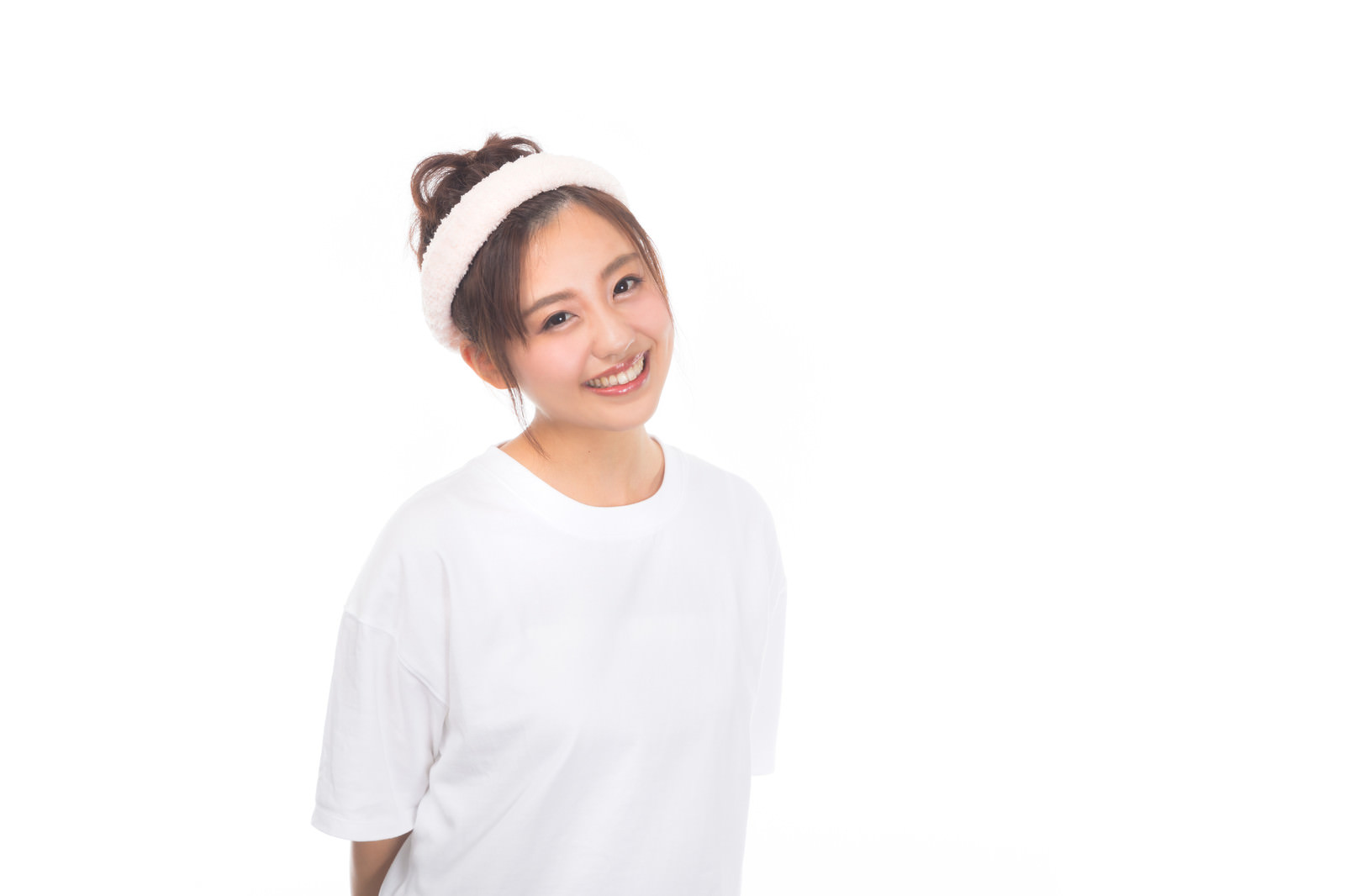 白いタオルを頭に巻いて笑顔を見せる洗顔前の女性［モデル：河村友歌］