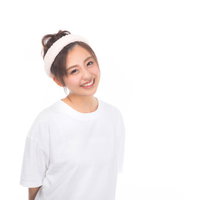 クレンジング後、白いタオルを巻いた洗顔前の女性の写真