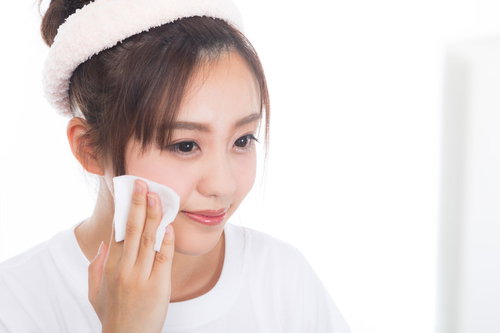 クレンジングと洗顔料を手のひらに取る女子のスキンケア