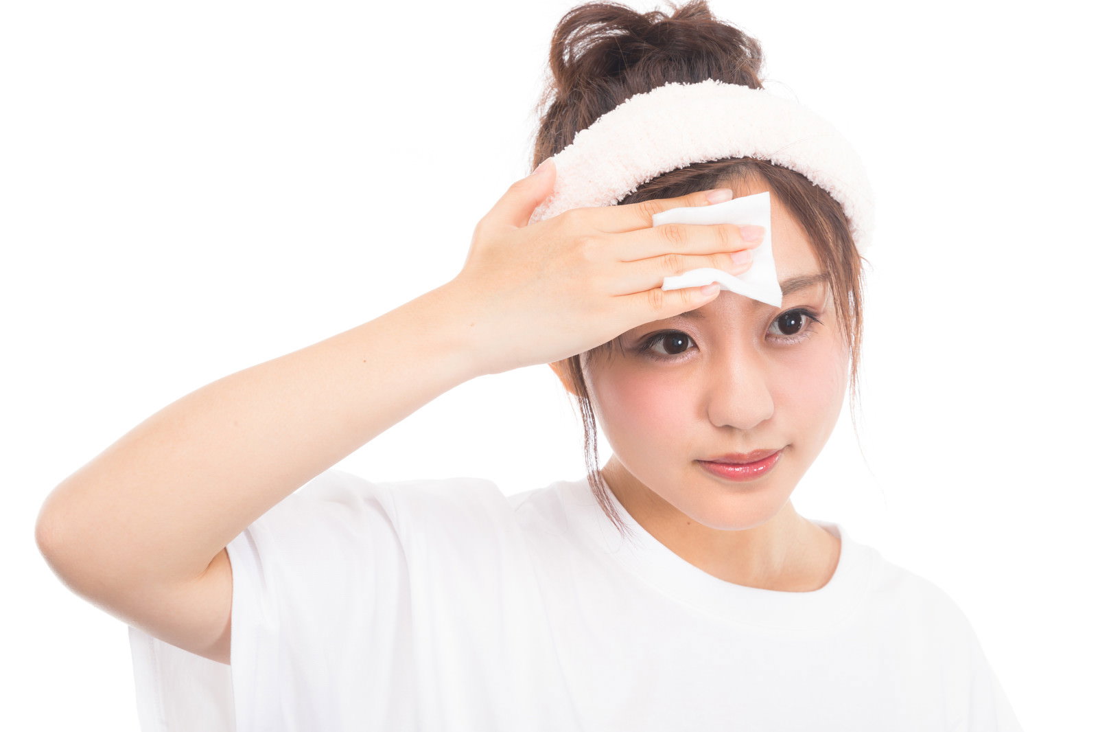 コットンを使ってクレンジングをする白いTシャツの女性［モデル：河村友歌］