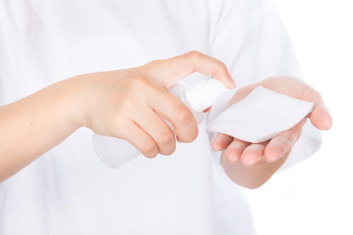 コットンに化粧水を含ませる手元、スキンケアの日常ケア