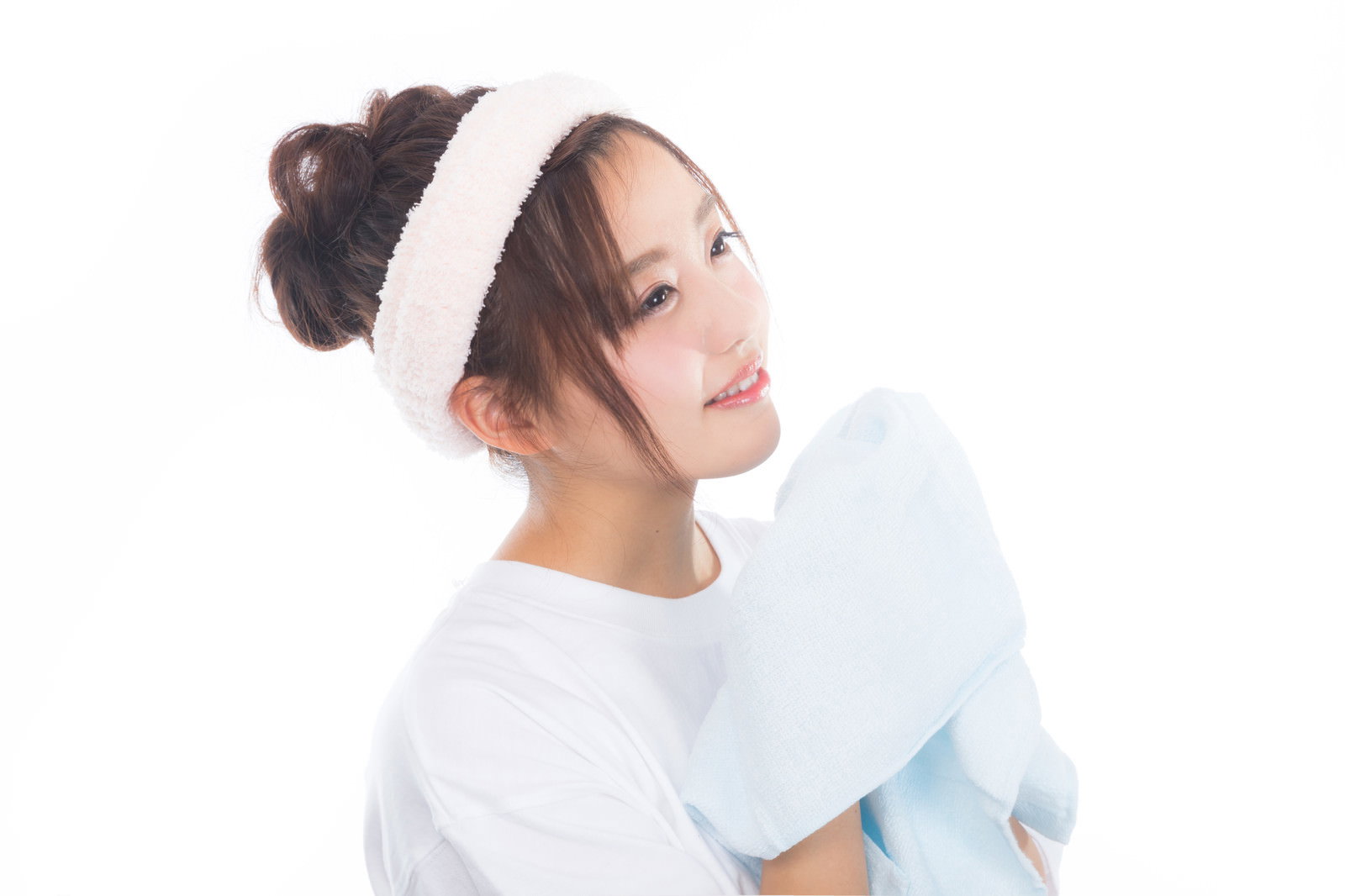 白いタオルを持って洗顔をしている女性の様子［モデル：河村友歌］