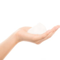 手のひらにのせた泡クレンジング洗顔料の泡の写真