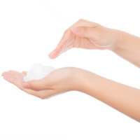 両手で泡立てるクレンジング｜白い背景での優しいスキンケアの写真