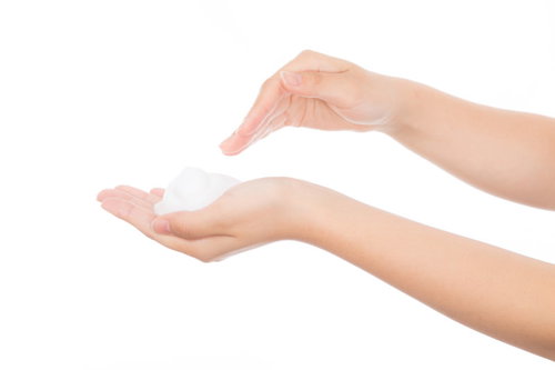 両手で泡立てるクレンジング｜白い背景での優しいスキンケア