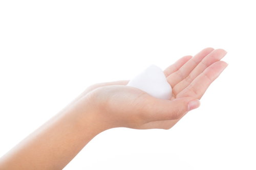 手のひらに泡を乗せたクレンジング