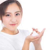 白いトップスでクレンジングの泡を持った女性の写真