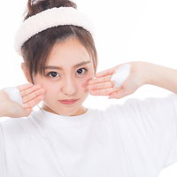 両手にたっぷりのクレンジング泡を持った女性の写真