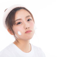 白い服を着たクレンジング泡をつけて可愛さアピール女子の写真
