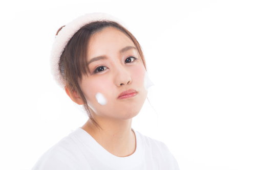 白い服を着たクレンジング泡をつけて可愛さアピール女子