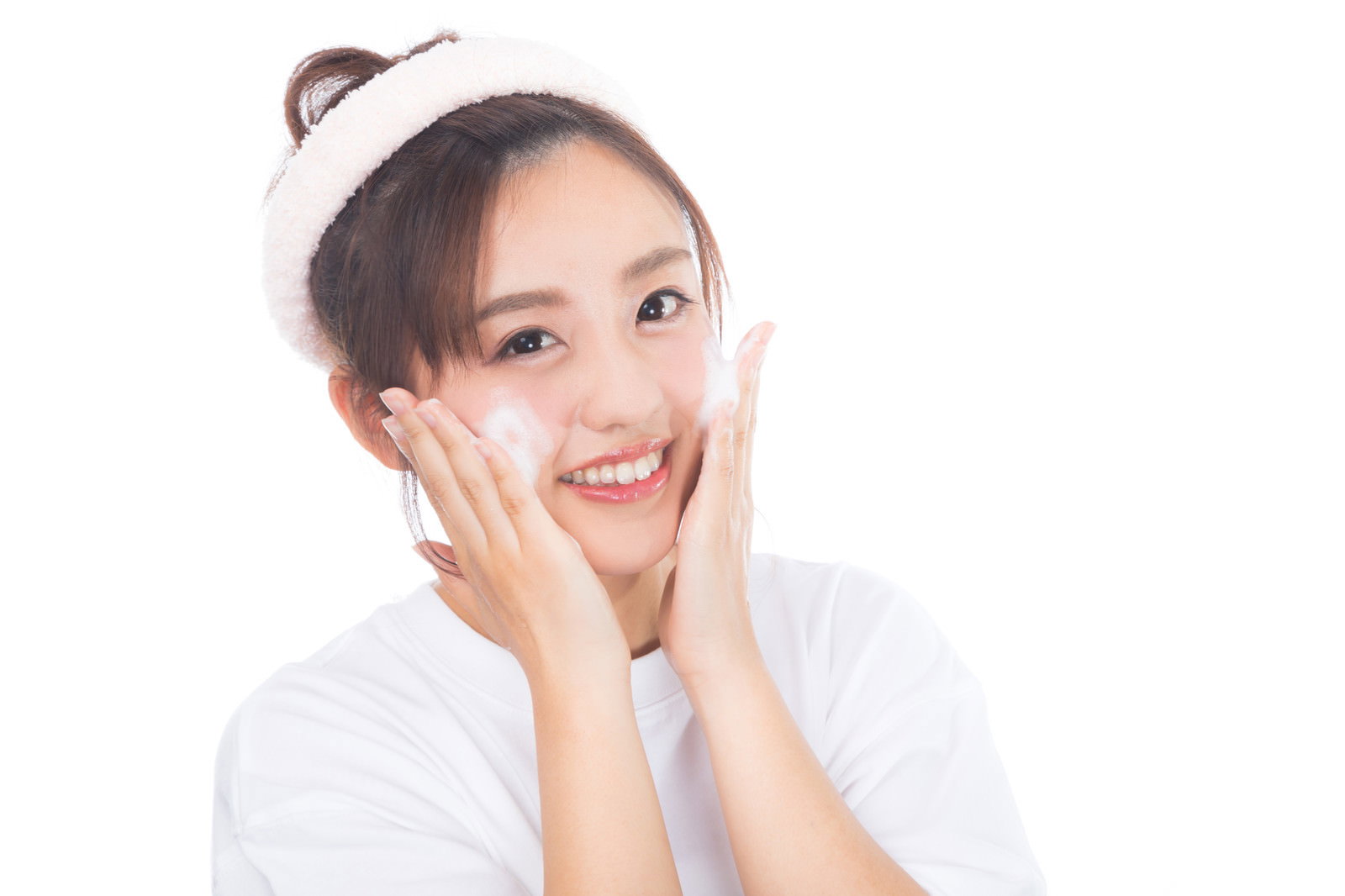 クレンジング中の女性［モデル：河村友歌］