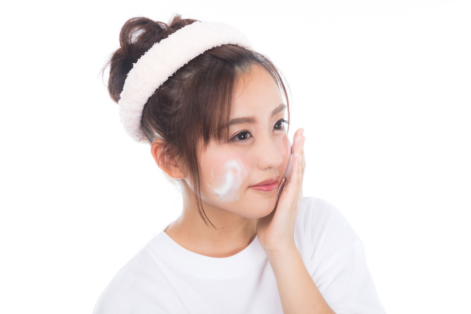 白いタオルを頭に巻いた女性がクレンジングフォームで洗顔している様子［モデル：河村友歌］