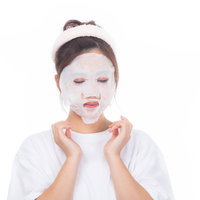 メイク落とし後の顔パックをつけた女性のスキンケアの写真