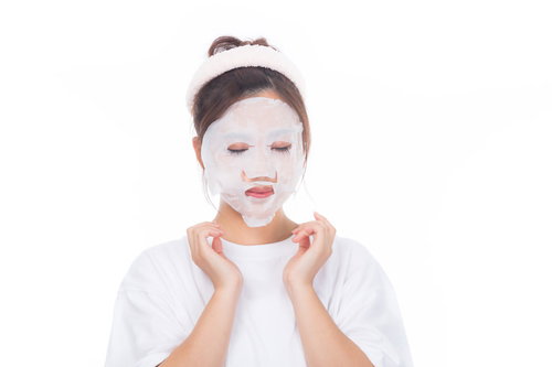 メイク落とし後の顔パックをつけた女性のスキンケア