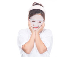 美肌のためにフェイスパックを使う女性のスキンケアの写真