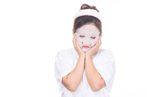 美肌のためにフェイスパックを使う女性のスキンケア