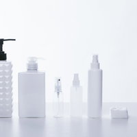 乳白色と透明なコスメ用ボトル、スキンケア・化粧水の容器セットの写真