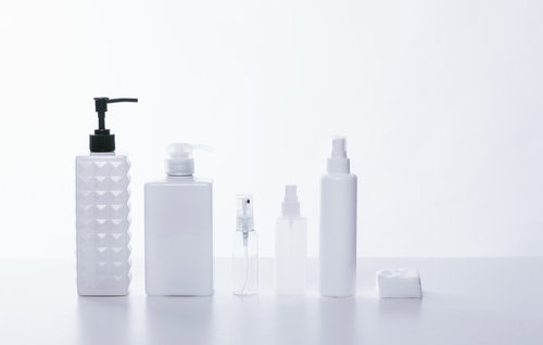 乳白色と透明なコスメ用ボトル、スキンケア・化粧水の容器セット
