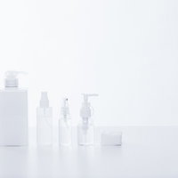 化粧水などのボトルと綿棒のスキンケアセットの写真