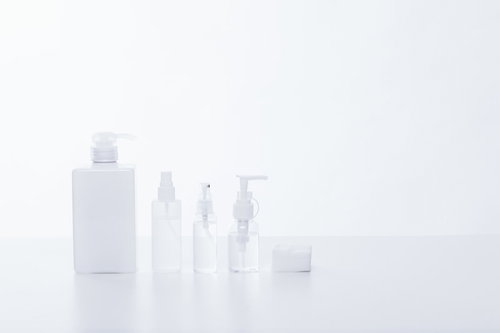 化粧水などのボトルと綿棒のスキンケアセット