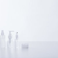 透明な化粧水の容器とコットン、スキンケア用品の製品撮影の写真
