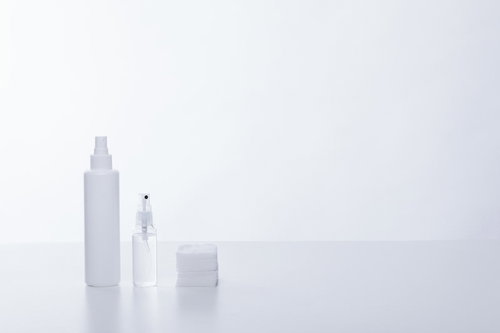 透明なボトル容器の化粧水とコットン、スキンケア用品