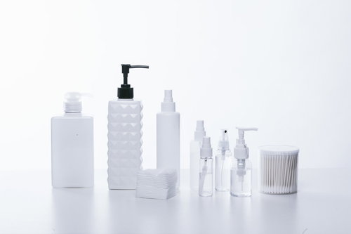 白背景に並べられたスキンケア用のコスメボトルと容器