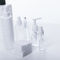 透明・乳白色の化粧水容器とスキンケア用品の写真