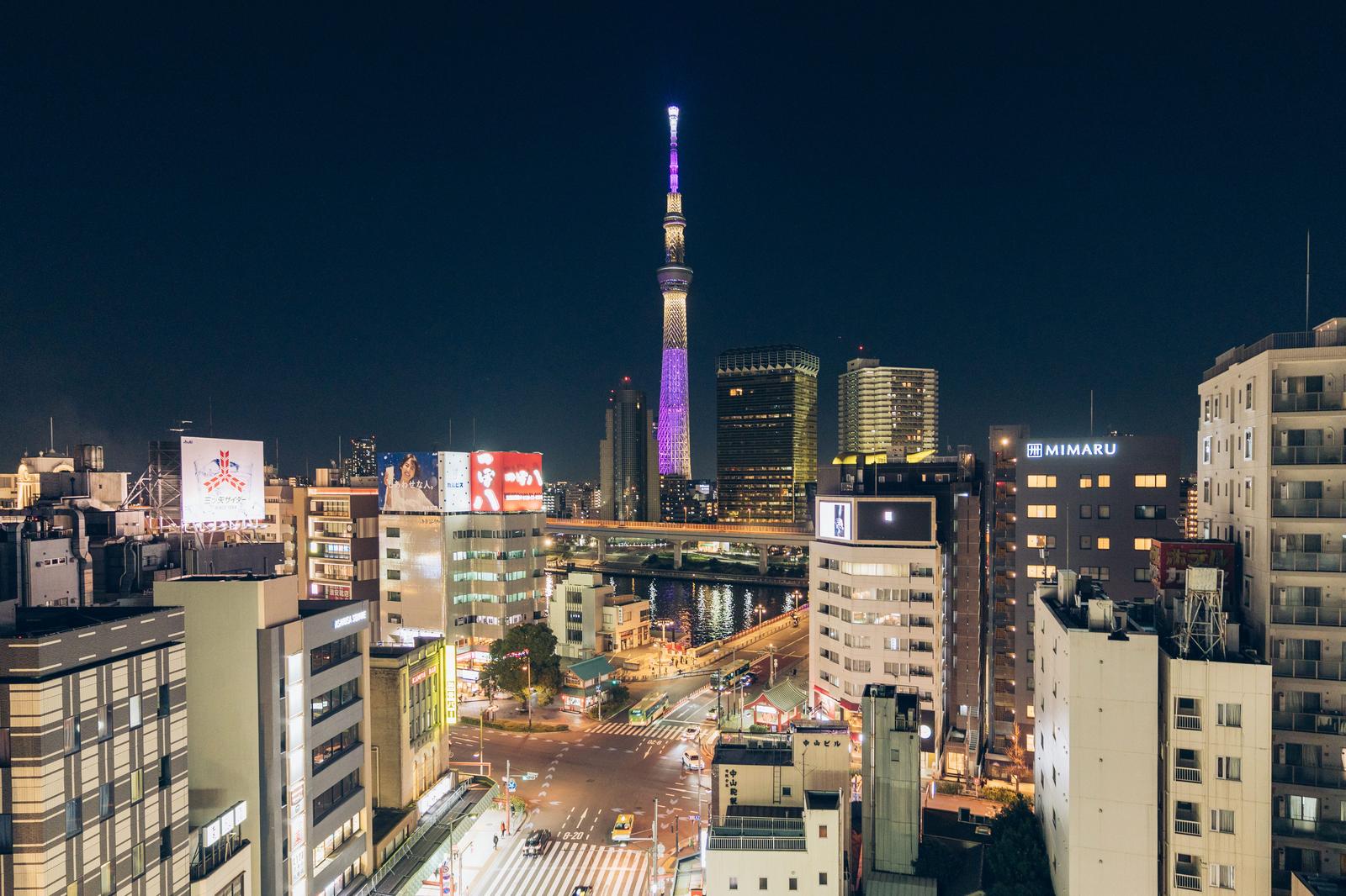 浅草吾妻橋から見たライトアップされたスカイツリーと周辺の夜景