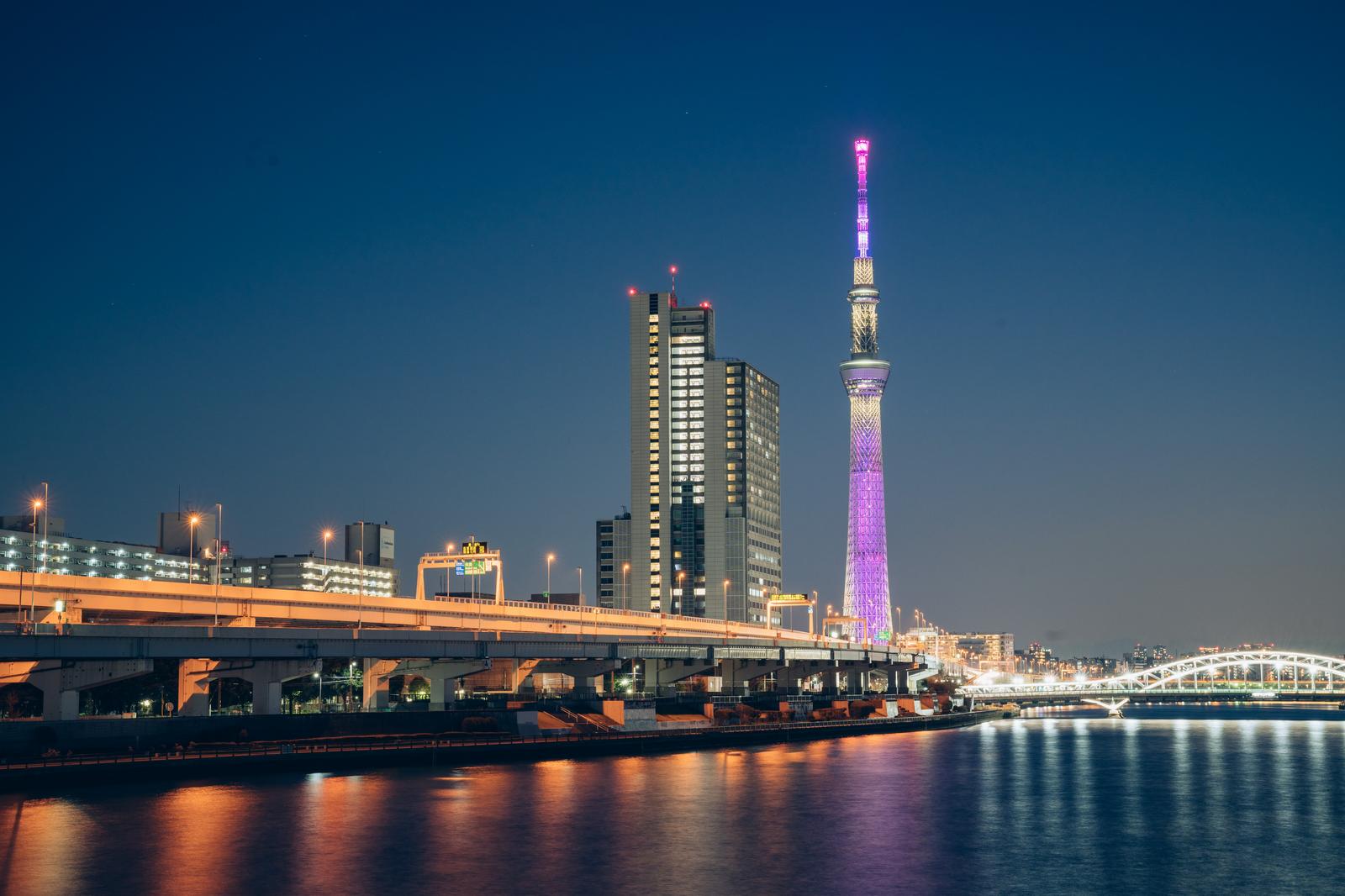隅田川にライトアップされた東京スカイツリーが映り込んでいる夜景