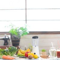 ジューサーで作るスムージーと緑黄色野菜の準備の写真