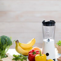 ジューサーと緑黄色野菜・バナナ・パプリカ・キウイの写真