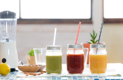 ジューサーで作った色が異なるスムージー3種類