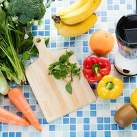 野菜ジュース（スムージー）の食材一式を俯瞰で配置の写真