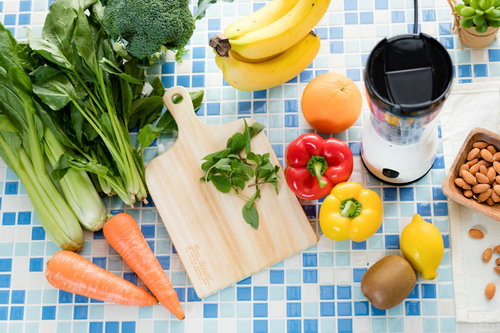 野菜ジュース（スムージー）の食材一式を俯瞰で配置