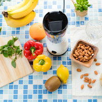 色とりどりの新鮮野菜とバナナ、アーモンドのスムージーセットの写真