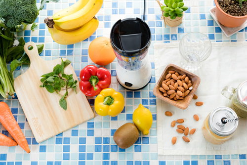 色とりどりの新鮮野菜とバナナ、アーモンドのスムージーセット